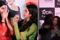 দিদি জাহ্নবীকে জড়িয়ে ধরে কেঁদেই ফেললেন খুশি!