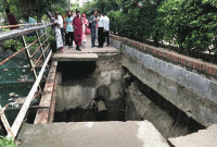হাতিরঝিলে ফুটপাতের বেহাল দশা