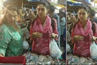 ফুটপাত থেকে কেনাকাটা করছেন সারা আলি খান! 