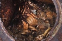 পরিত্যক্ত বাড়ি ভাঙতে গিয়ে মিললো রাজার আমলের রাশি রাশি স্বর্ণমুদ্রা!