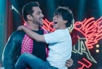 সালমানের কোলে শাহরুখ খান!
