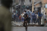 ঈদের নামাজ শেষ হতেই পাথর ছোঁড়া শুরু