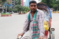       ‘এমন দিনে বউ-বাচ্চা হাসপাতালে, আমি রাস্তায়’