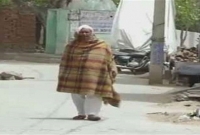 প্রচণ্ড গরমে গায়ে কম্বল পেঁচিয়ে ঘুরে বেড়ান এই ব্যাক্তি! কারণ জানলে অবাক হবেন