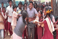 প্রিয় শিক্ষকের বদলি ঠেকাতে অদ্ভুত এক কাণ্ড ঘটিয়েছে ছাত্র-ছাত্রীরা