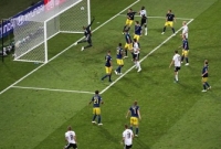 কেন ফুটবল বাতাসে বাঁক খায়?