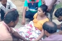 প্রকাশ্যেই সাপে কাটা গৃহবধূর সঙ্গে ঘৃণ্য কাজ ব্যক্তির! 