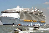 বিশ্বের সবচেয়ে বড় জাহাজ, কী আছে তাতে জানলে অবাক হবেন!