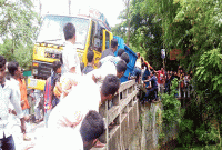 ব্রিজে ঝুলে থেকে স্কুলছাত্রকে উদ্ধার, ওসির ছবি ভাইরাল