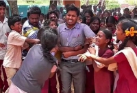 ভাইরাল সেই শিক্ষকের বদলি স্থগিত, একজন শিক্ষক কতটা জনপ্রিয় হতে পারেন…