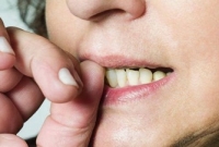 দাঁত দিয়ে নখ কাটার অভ্যাসে হতে পারে.., যা বলছেন গবেষকরা