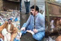 ভোটের প্রচারে প্রার্থীর কাণ্ড!