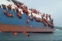 জাহাজ থেকে এভাবে যাত্রীরা সারি সারি ঝাঁপ মারছেন কেন? জানলে আঁতকে উঠবেন!  