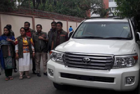 চিরকুট লিখে রাস্তায় ফেলে গেলেন ৫ কোটি টাকা দামের গাড়ি!