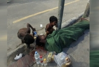 ফুটপাতে এক ছিন্নমূল অসহায় মাকে বাঁচাতে তার দুই শিশুসন্তানের লড়াই 