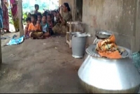 রান্নাঘরে উনুনের পিছন থেকে আওয়াজ এসেছিল, এগিয়ে যেতেই হাড়হিম দৃশ্য দেখলেন রাঁধুনী!