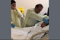 বিদায় বেলায় কোমায় থাকা স্ত্রীর পাশে দাড়িয়ে কাঁদলেন নওয়াজ শরীফ