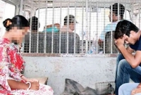 পুলিশের গাড়িতে ধর্ষক-ধর্ষিতা মুখোমুখি