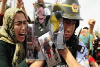  রাস্তায় মুসলিম নারীদের বোরকা কেটে দিচ্ছে পুলিশ