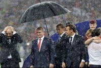 শুধু পুতিনের মাথায় ছাতা কেন?