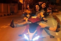 ঢাকার রাস্তায় রাতে স্কুটিতে পা ছড়িয়ে পরীমনির উল্লাস