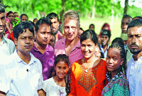 দীর্ঘ ৪০ বছর পর খুঁজে পেলেন বাপের ভিটা ও স্বজনদের দীর্ঘ ৪০ বছর পর খুঁজে পেলেন বাপের ভিটা ও স্বজনদের