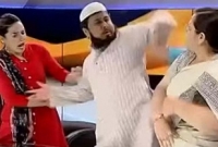 টকশোতে মাওলানার সঙ্গে নারী আইনজীবীর হাতাহাতি!