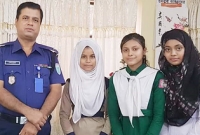থানায় গিয়ে যে কাজটি করে প্রশংসায় ভাসছে সাহসী এই তিন বান্ধবী!