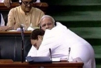 নজিরবিহীন, প্রধানমন্ত্রী মোদিকে জড়িয়ে ধরলেন রাহুল গান্ধী
