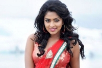 প্রযোজকের সঙ্গে রাত কাটানোয় সংসার ভাঙছে তামিল অভিনেত্রীর