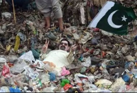 পতাকা হাতে আবর্জনা স্তুপে শুয়ে এই নেতা! কারণ জানলে আপনি অবাক হবেন