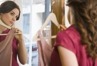 মেয়েরা বাসায় একা থাকলে কী করে?