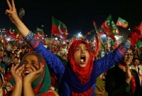 নওয়াজের দ্বিগুণ আসন পেয়ে জয়ী ইমরান খান