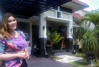 বাড়ি কিনলে নারী ফ্রি! তবে...