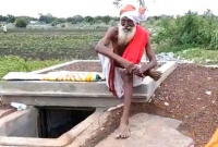 নিজেই নিজের কবর খনন করলেন ৭০ বছরের বৃদ্ধ!