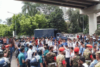 প্রতিবাদে আজও সড়কে কাঁদছে শিক্ষার্থীরা