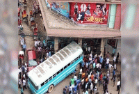 নিয়ন্ত্রণ হারিয়ে বাস এবার মধুমিতা সিনেমা হলে