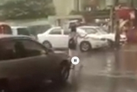 বৃষ্টিতে ছাতা মাথায় দিয়ে ট্রাফিক কন্ট্রোল করল দুই শিক্ষার্থী