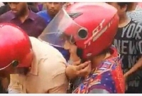 মুন্নি সাহাকে রাস্তায় পেয়ে যা করল শিক্ষার্থীরা