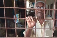 দুই প্রতিষ্ঠিত সন্তানের শিক্ষক বাবার রাত কাটছে স্কুলের বারান্দায়!