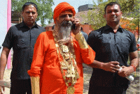 এবার তীর্থে গেলেন 'গোল্ডেন বাবা'!