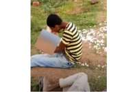 জ্যান্ত মুরগি চিবিয়ে খেয়ে ফেলল যুবক!