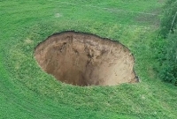 খেলার মাঠের মাঝেখানে হঠাৎ রহস্যময় কূপ, আতঙ্কে এলাকাবাসী!