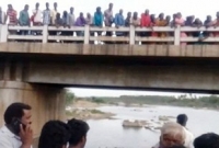 স্ত্রীর সঙ্গে ঝগড়া, তিন সন্তানকে নদীতে ছুড়ে ফেললেন বাবা!