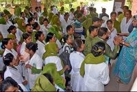 কলেজের বাথরুমে ছাত্রীর দেহ তল্লাশীতে পুরুষ! চারদিকে তোলপাড়