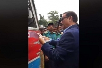 গাড়ির কাগজ যাচাই করতে রাস্তায় নেমে পড়লেন ওবায়দুল কাদের