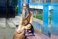 কবিগুরুর ঠাকুরবাড়ির সামনে বসে আছেন এ কোন রবিঠাকুর!