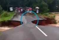  জলের তোড়ে ভেঙে পড়ল পাকা রাস্তা!