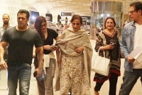 কাজের প্রয়োজনেই মা-কে নিয়ে ভারত ছাড়লেন সালমান খান