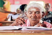 ৯৬ বছর বয়সে পরীক্ষা দিয়ে বৃদ্ধার বাজিমাত! পাশ করে এবার চতুর্থ শ্রেণীতে উর্ত্তীর্ণ